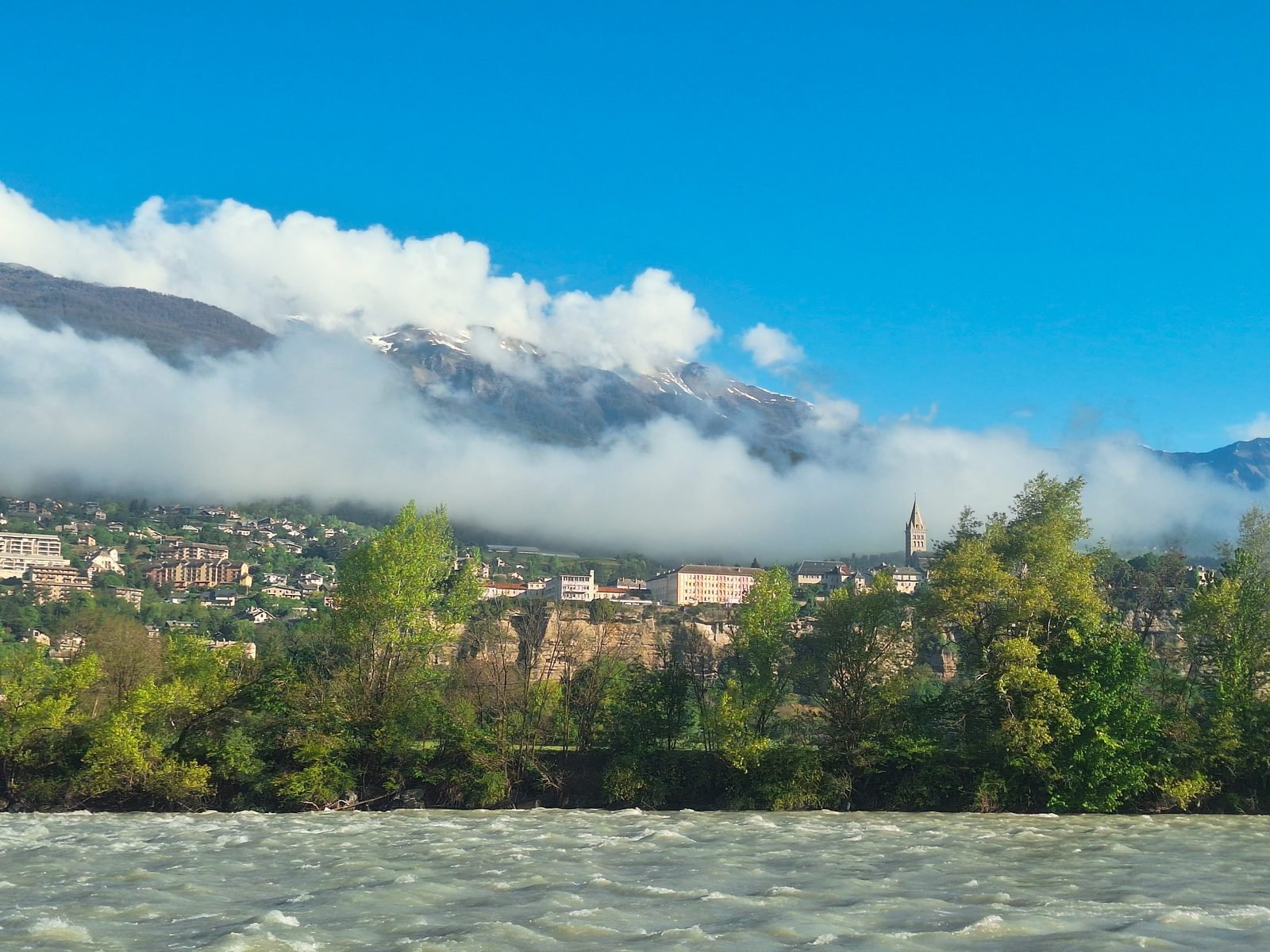 Embrun et la Durance au printemps — Hautes-Alpes